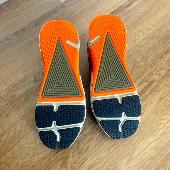 Under Armor training shoes - HOVR series - comfort foam sole. Black & orange! - Picture 4 of 5